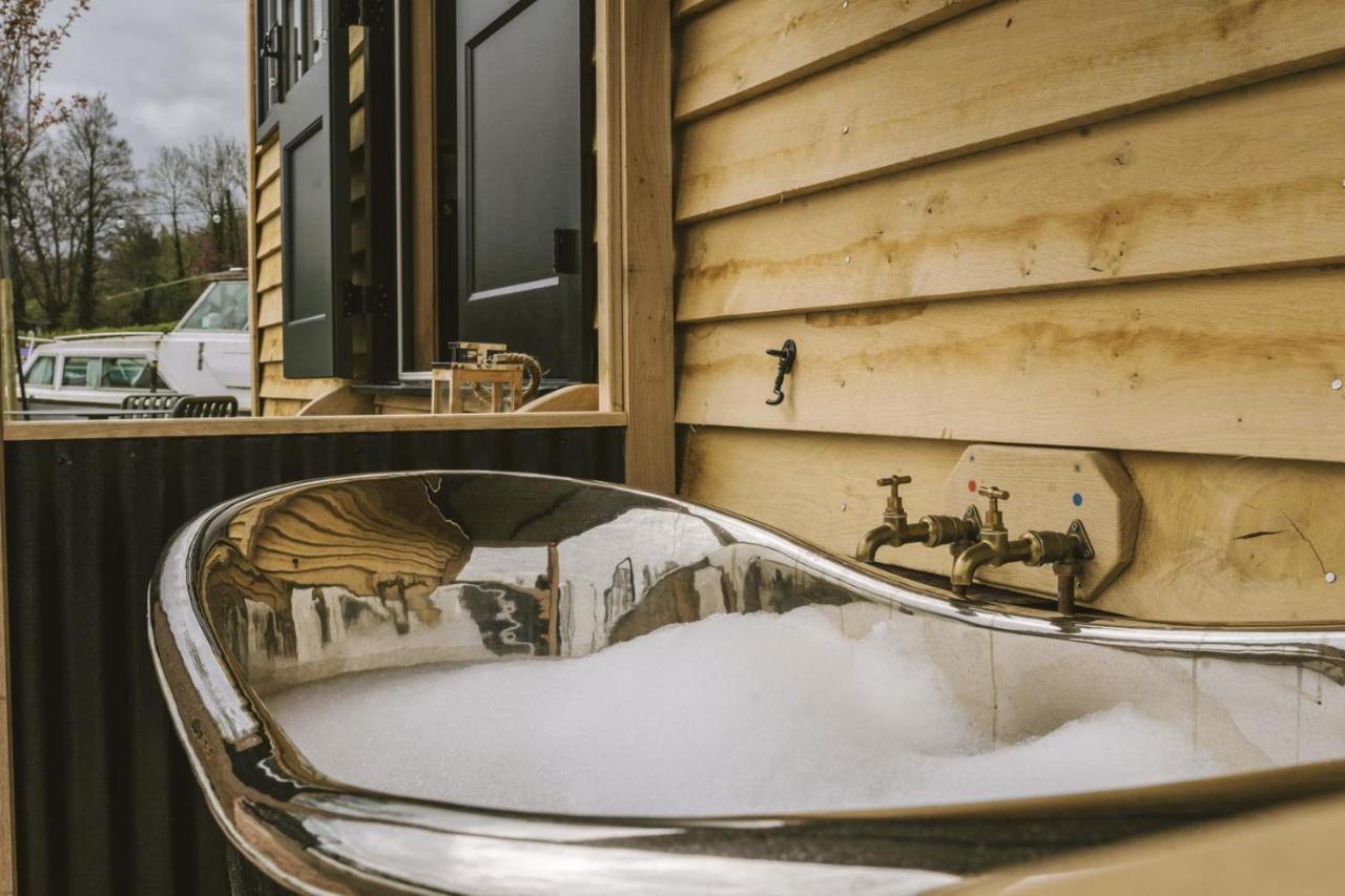 Island Hut - Outdoor Bath Tub, Firepit And Water Equipment Lejlighed Saltford Eksteriør billede